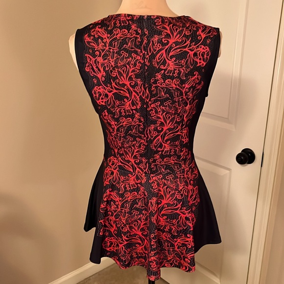 The pyramid collection red and black flared tunic size small - Picture 4 of 6